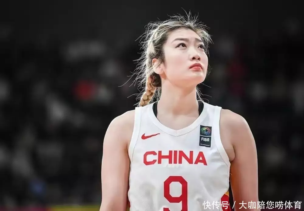 “韩国第一夫人”亲身示范:头发不能到胸,裙子不能到膝,美高得体